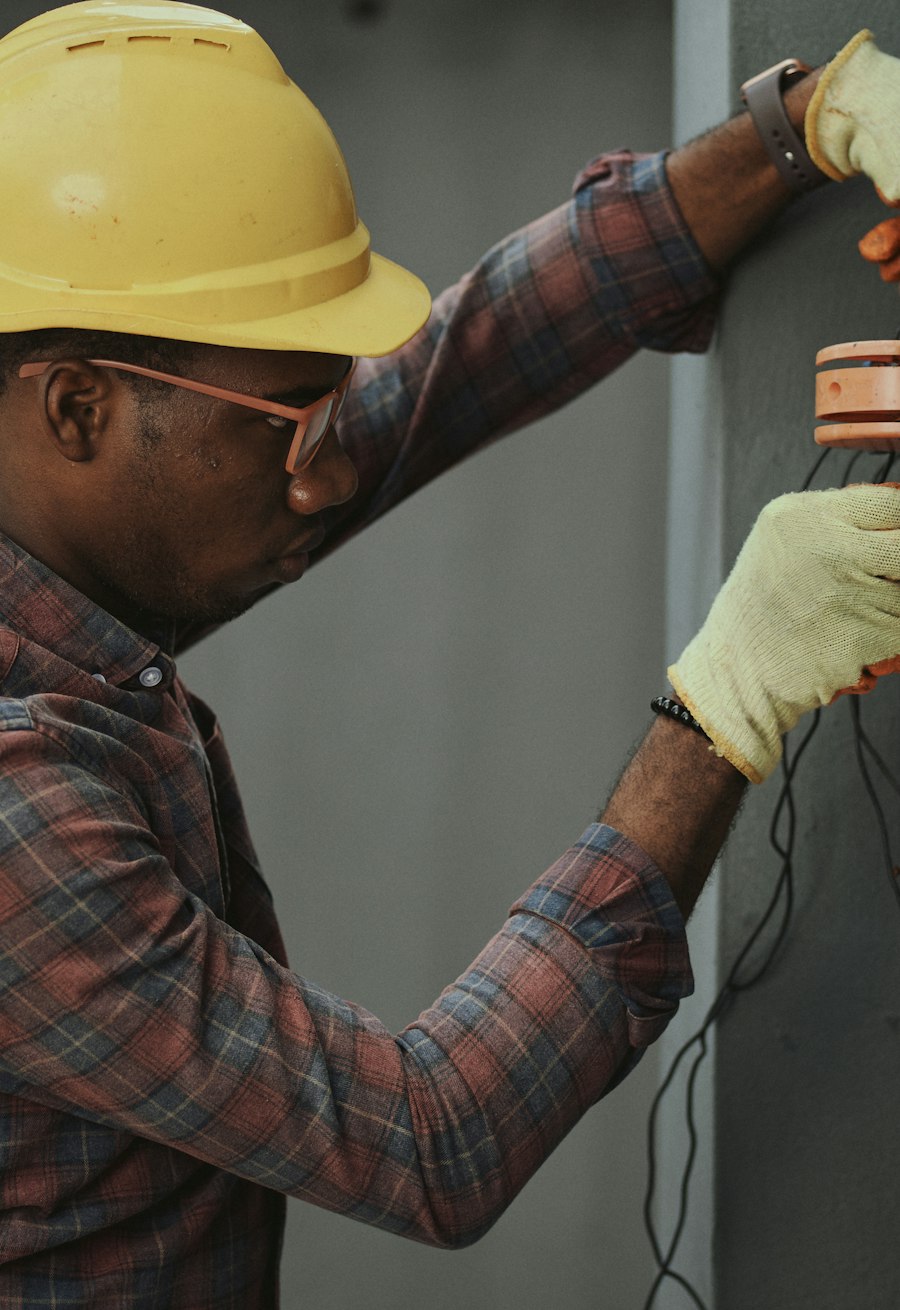 Electricista conectando el cableado de un tablero eléctrico